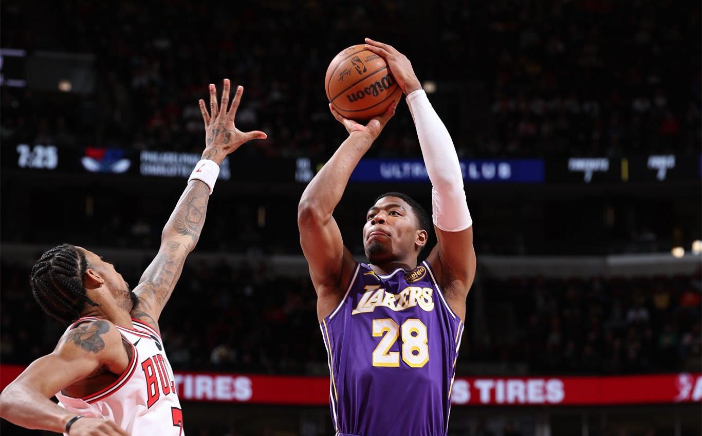 开云体育下载-轰23分+4记三分!湖人27岁悍将再闪耀:10胜1负定律上线